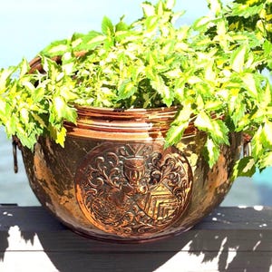 Grand cache-pot ancien français en cuivre repoussé de 35,5 cm (14 pouces), orné des armoiries de l'Alliance (XIXe siècle), anses en forme de tête de lion.
