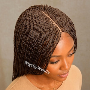 Peluca trenzada Micro Twist de 24 pulgadas, color marrón, larga, con raya al medio y trenzas individuales ligeras.
