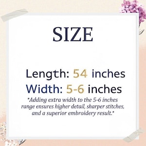 Pu&ograve; includere: Un grafico informativo bianco con testo blu scuro che recita SIZE, Length: 54 inches e Width: 5-6 inches. Sotto, un testo pi&ugrave; piccolo riporta: *Adding extra width to the 5-6 inches range ensures higher detail, sharper stitches, and a superior embroidery result.*