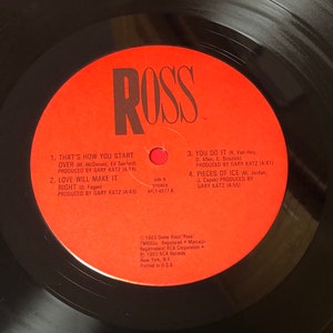 Pu&ograve; includere: Un'etichetta di disco in vinile rossa con la parola "ROSS" in lettere nere in alto. L'etichetta elenca quattro canzoni con titoli, artisti e crediti di produzione. L'etichetta include anche il testo "1983 Dana Ross" e "RCA Corporation".