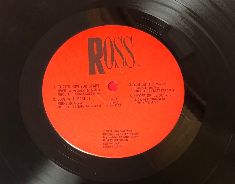 Pu&ograve; includere: Un'etichetta di disco in vinile rossa con la parola "ROSS" in lettere nere in alto. L'etichetta elenca quattro canzoni con titoli, artisti e crediti di produzione. L'etichetta include anche il testo "1983 Dana Ross" e "RCA Corporation".