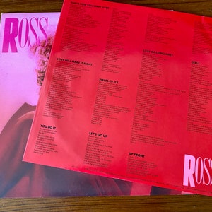 Pu&ograve; includere: Un album di vinile rosso con un logo rosa e bianco che dice "ROSS" sulla copertina anteriore. La copertina posteriore presenta i testi delle canzoni dell'album, tra cui "Love Will Make It Right", "Pieces of Ice", "Love or Loneliness", "Girls", "You Do It", "Let's Go Up" e "Up Front".