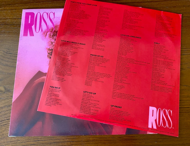 Pu&ograve; includere: Un album di vinile rosso con un logo rosa e bianco che dice "ROSS" sulla copertina anteriore. La copertina posteriore presenta i testi delle canzoni dell'album, tra cui "Love Will Make It Right", "Pieces of Ice", "Love or Loneliness", "Girls", "You Do It", "Let's Go Up" e "Up Front".