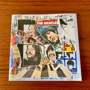 Puede incluir: Un collage de imágenes con los Beatles, incluyendo un primer plano de John Lennon, Paul McCartney, George Harrison y Ringo Starr. El collage incluye el nombre de la banda, "The Beatles", y el título de su película, "A Hard Day's Night".
