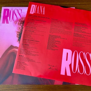 Pu&ograve; includere: Un album di vinile rosso con un'immagine rosa e bianca di Diana Ross sulla copertina anteriore. La copertina posteriore presenta un elenco di canzoni, musicisti e crediti di produzione. Il titolo dell'album &egrave; "Diana Ross" e la firma dell'artista si trova nell'angolo in basso a destra.