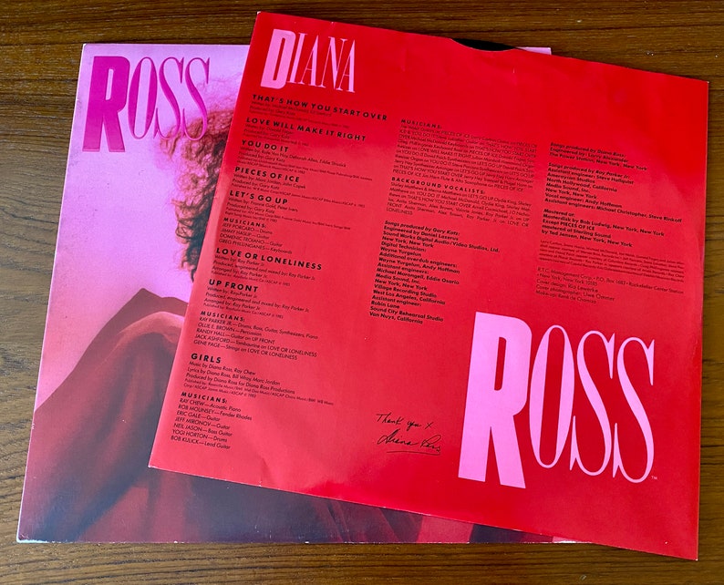 Pu&ograve; includere: Un album di vinile rosso con un'immagine rosa e bianca di Diana Ross sulla copertina anteriore. La copertina posteriore presenta un elenco di canzoni, musicisti e crediti di produzione. Il titolo dell'album &egrave; "Diana Ross" e la firma dell'artista si trova nell'angolo in basso a destra.