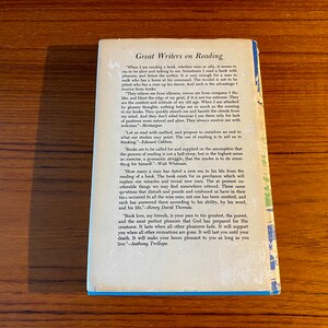 K&ouml;nnte beinhalten: Ein Vintage-Buchcover mit einem vergilbten Hintergrund und blauem Text. Der Text lautet "Great Writers on Reading" und enth&auml;lt Zitate ber&uuml;hmter Autoren &uuml;ber die Bedeutung des Lesens.