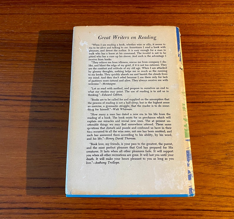 K&ouml;nnte beinhalten: Ein Vintage-Buchcover mit einem vergilbten Hintergrund und blauem Text. Der Text lautet "Great Writers on Reading" und enth&auml;lt Zitate ber&uuml;hmter Autoren &uuml;ber die Bedeutung des Lesens.
