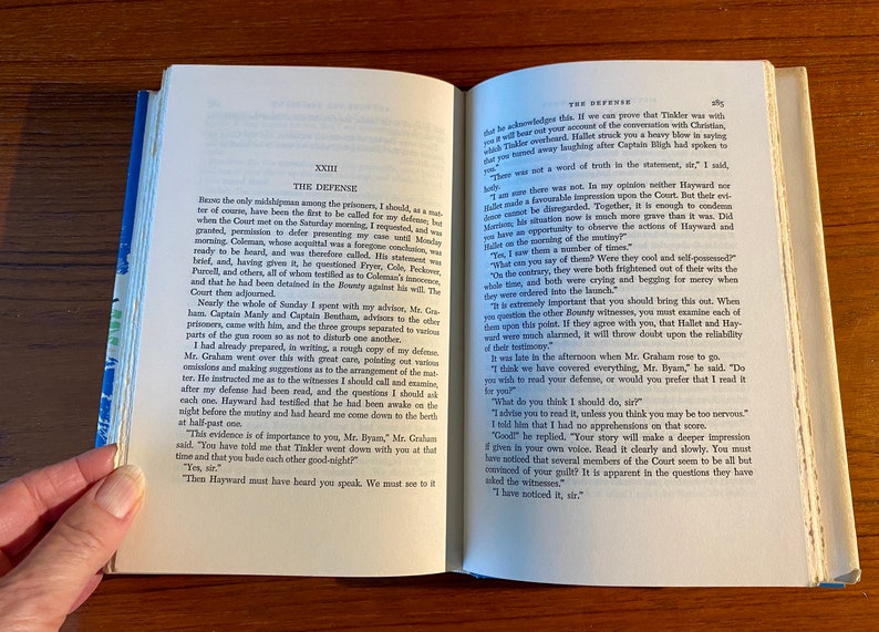 K&ouml;nnte beinhalten: Ein offenes Buch mit wei&szlig;em Hintergrund. Das Buch ist auf einer Seite mit dem Titel "Die Verteidigung" und dem Text "Es war kein Wort der Wahrheit in der Aussage, Sir." Die n&auml;chste Seite hat den Titel "Die Verteidigung" und den Text "Ich habe es bemerkt, Sir."