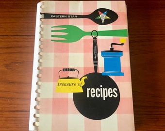 Może przedstawiać: Kuchnia w różowo-białą kratkę z tytułem "treasure of recipes" i słowami "Eastern Star" na okładce. Okładka przedstawia żółty czajnik, czarną patelnię, zieloną szpatułkę, niebieski młynek i drewnianą łyżkę z pięcioramienną gwiazdą.