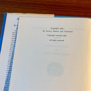 K&ouml;nnte beinhalten: Nahaufnahme einer Buch-Copyright-Seite mit dem Text "Copyright, 1932, by LITTLE, BROWN AND COMPANY. Copyright renewed 1960. All rights reserved."