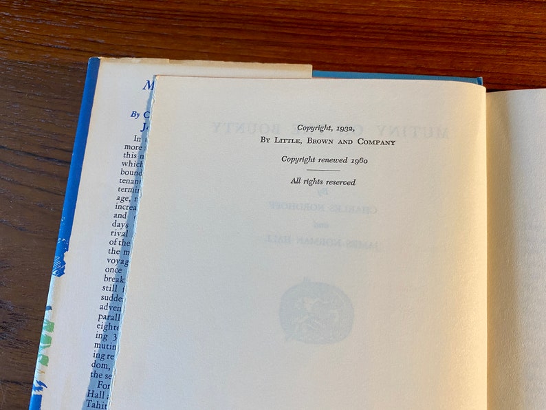 K&ouml;nnte beinhalten: Nahaufnahme einer Buch-Copyright-Seite mit dem Text "Copyright, 1932, by LITTLE, BROWN AND COMPANY. Copyright renewed 1960. All rights reserved."