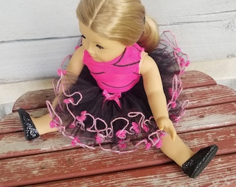 Tutu de tule preto feito à mão com um acabamento rosa exclusivo e um laço de glitter rosa para bonecas de 18 polegadas e um collant rosa e preto