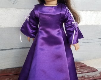 Vestido de boneca renascentista de cetim roxo feito à mão, touca e chinelos: fantasia de boneca de 18 polegadas