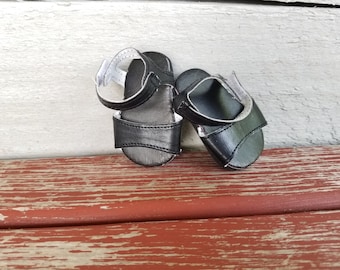 Sandálias de vinil pretas para bonecas de 18 polegadas