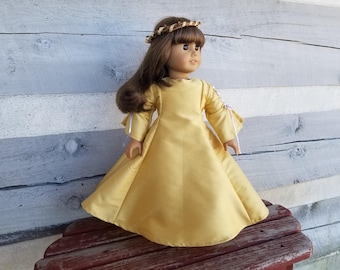 Vestido de seda dourada renascentista feito à mão para boneca, com adorno de cabeça e sapatilhas: serve para bonecas American Girl.