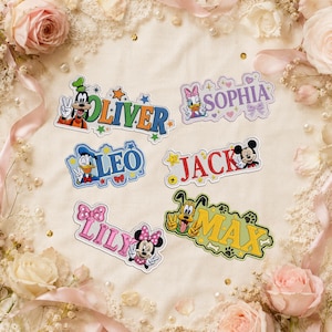 Könnte beinhalten: Sechs bestickte Stoffaufnäher mit Disney-Figuren und Namen. Die Aufnäher zeigen die Namen Oliver mit Goofy, Sophia mit Daisy Duck, Leo mit Donald Duck, Jack mit Mickey Mouse, Lily mit Minnie Mouse und Max mit Pluto.