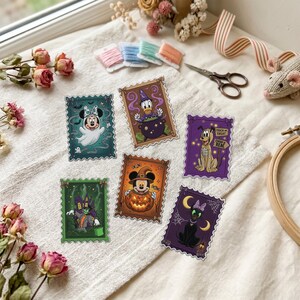 Puede incluir: Seis pegatinas rectangulares con bordes festoneados que muestran personajes de Disney con disfraces de Halloween. Los diseños incluyen a Minnie como fantasma, Donald como mago, Pluto como esqueleto, Goofy como monstruo, Mickey en una calabaza y un gato negro.