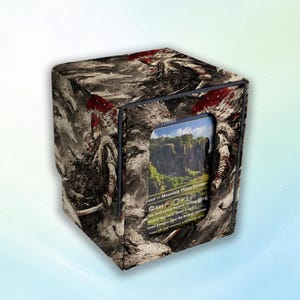 Könnte beinhalten: Eine quadratische Deck-Box mit einer dunklen, monochromen Illustration eines Kriegers im Pelzmantel in einer verschneiten Landschaft mit roten Akzenten. Ein rechteckiges Fenster zeigt eine Spielkarte mit grüner Landschaft.