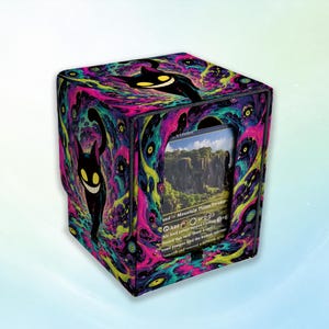 Può includere: Un portamazzo quadrato con un motivo vorticoso e vivace nei colori neon rosa, viola e turchese. Il design presenta sagome di gatti neri con grandi occhi gialli luminosi e sorrisi. Una carta collezionabile è visibile nella fessura frontale.