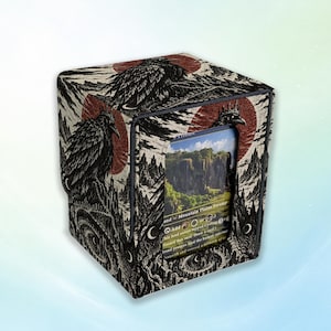 Pudełko na karty Raven King, uchwyt na karty MTG Gothic Crow, etui do przechowywania kart TCG Dark Fantasy, pudełko Commander z dołączoną pokrywką
