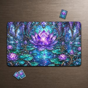 Könnte beinhalten: Eine rechteckige Spielmatte mit einer lebendigen digitalen Illustration einer großen, leuchtenden violetten Lotusblume in der Mitte eines dunkelblauen Teichs, umgeben von kleineren Lotusblüten, grünen Seerosenblättern, Wasserfällen und hängenden Glyzinien.