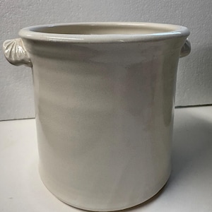 Portautensilios de cerámica con un suave esmalte blanco. Hecho en mi estudio de Michigan.
