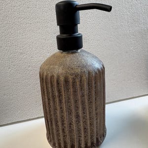 Ceramiczny dozownik do mydła wykonany w moim studiu w Michigan