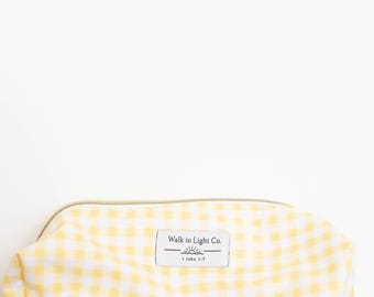 Handgefertigte Boxy Bag in Buttergelb-Gingham.