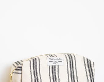Boxy-Tasche aus schwarzem und hellbraunem, gestreiftem Canvas