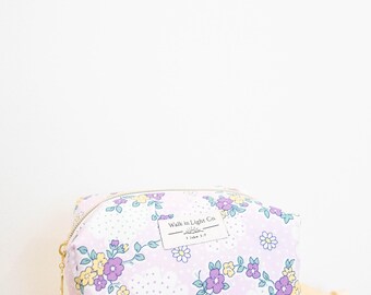 Kosmetiktasche mit lila Blumenmuster