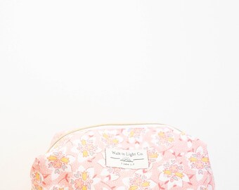 Kosmetiktasche mit rosa Blumenmuster