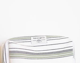 Boxy-Tasche aus Canvas in Salbeigrün und Schwarz mit Streifenmuster