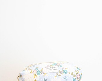 Kosmetiktasche mit blauem Blumenmuster