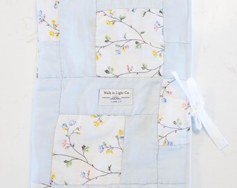 Hellblaue Bibelhülle mit floralem Patchwork-Muster | Handgefertigter, gesteppter Bibelumschlag