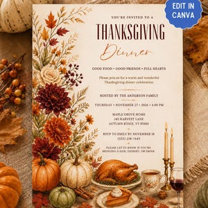 Könnte beinhalten: Eine Einladungskarte für ein Thanksgiving-Dinner mit einem Blumenrand aus Herbstblättern, Kürbissen, einem gebratenen Truthahn, einem Stück Kürbiskuchen und Kerzen. Der Text enthält Veranstaltungsdetails, Datum, Ort und RSVP-Informationen.