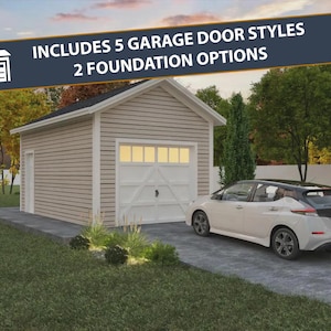 Puede incluir: Un garaje beige con una puerta de garaje blanca y un coche blanco aparcado en el camino de entrada. El texto de la imagen dice "INCLUDES 5 GARAGE DOOR STYLES 2 FOUNDATION OPTIONS". El garaje está rodeado de hierba verde y árboles.