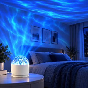 Può includere: Un proiettore di luce bianco a forma di cupola poggia su un tavolo rotondo, proiettando un vibrante effetto di increspature d'acqua blu sulle pareti e sul soffitto di una camera da letto. Il dispositivo ha una parte superiore traslucida e una base.