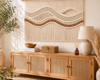 Grote macramé wanddecoratie met golvend design, boho wandtapijt van houten kralen, geweven katoenen wandkunst, blikvanger voor de woonkamer.