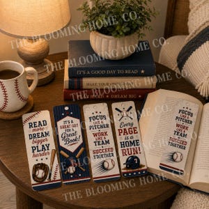Peut inclure: Cinq marque-pages rectangulaires en papier avec des graphismes sur le thème du baseball et des textes de motivation. Les motifs incluent des balles, des battes, des gants et des casques avec des phrases comme Read More Dream Bigger et Home Run.