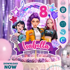 Puede incluir: Un adorno para pastel con tres personajes animados, un número 8 grande y una bola de discoteca. El nombre Isabella está escrito en rosa sobre una cinta morada. Incluye iconos para impresión y corte, sobre una base de pastel en tonos morados.