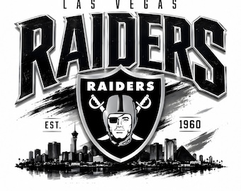 Puede incluir: Un diseño gráfico que presenta el logotipo de los Las Vegas Raiders con un emblema de escudo, una mascota pirata con un parche en el ojo y espadas cruzadas. El texto dice Las Vegas Raiders, Est. 1960 y YumPNGs sobre un horizonte urbano en blanco y negro.