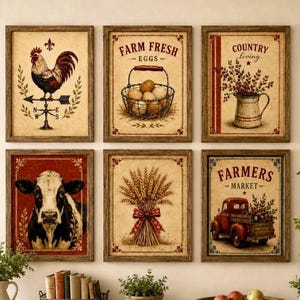 Può includere: Un set di sei stampe da parete incorniciate con immagini rustiche. Le stampe raffigurano una banderuola a forma di gallo, un cesto di uova con la scritta Farm Fresh, una brocca di bacche, una mucca, un covone di grano e un camion Farmers Market.