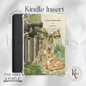 Pode incluir: Um inserto para Kindle com uma colagem de um filhote de cervo descansando em um prado verde, uma fileira de livros antigos, um grande laço verde sálvia e uma página de Pride & Prejudice. O design inclui o texto Kindle Insert, Digital Download e For Kobo & Kindle.