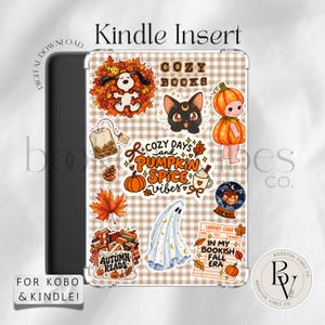 Puede incluir: Un inserto para Kindle con fondo de cuadros beige decorado con pegatinas de temática otoñal que incluyen un perro entre hojas, un gato negro, una figura de calabaza, un fantasma, una ficha de biblioteca con texto y la frase COZY DAYS AND PUMPKIN SPICE VIBES.