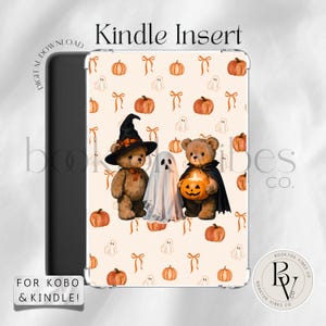 Pode incluir: Uma inserção para Kindle com fundo creme e um padrão repetitivo de abóboras laranja, fantasmas brancos e laços laranja. Ao centro, estão ilustrados dois ursos de peluche castanhos e um fantasma branco, um dos ursos usa um chapéu de bruxa.