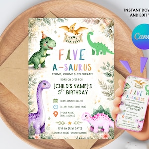 Può includere: Un modello di invito per compleanno con illustrazioni ad acquerello di dinosauri verdi, viola e rosa. Il testo recita FIVE A-SAURUS, STOMP, CHOMP & CELEBRATE! ROAR ON OVER FOR [CHILD'S NAME]'S 5TH BIRTHDAY, con segnaposto per i dettagli dell'evento.