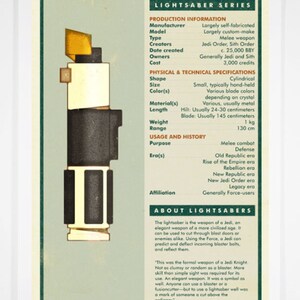 K&ouml;nnte beinhalten: Ein Vintage-Poster mit einem Lichtschwert, der Waffe eines Jedi, mit detaillierten Informationen &uuml;ber seine Produktion, seine physikalischen Eigenschaften, seine Verwendung und seine Geschichte. Das Poster enth&auml;lt Text &uuml;ber den Zweck des Lichtschwerts und seine Bedeutung im Star Wars-Universum.
