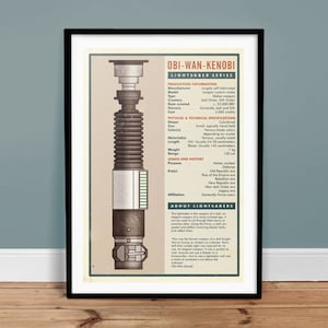 K&ouml;nnte beinhalten: Ein Vintage-Poster mit einer detaillierten Illustration von Obi-Wan Kenobis Lichtschwert. Das Poster enth&auml;lt Informationen &uuml;ber die Produktion des Lichtschwerts, seine physikalischen Eigenschaften, seine Verwendung und seine Geschichte. Der Text enth&auml;lt Details wie Modell, Typ, Sch&ouml;pfer, Erstellungsdatum, Besitzer, Kosten, Form, Gr&ouml;&szlig;e, Farbe, Material, L&auml;nge, Gewicht, Reichweite, Zweck und Zugeh&ouml;rigkeit. Das Poster ist eine gro&szlig;artige Erg&auml;nzung f&uuml;r jede Star Wars-Sammlung.