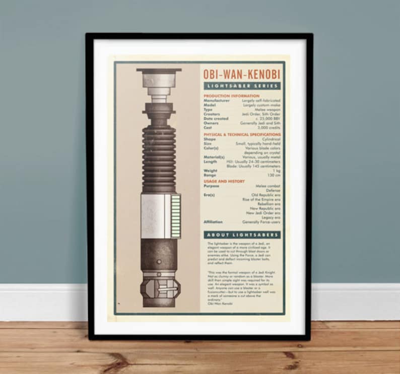 K&ouml;nnte beinhalten: Ein Vintage-Poster mit einer detaillierten Illustration von Obi-Wan Kenobis Lichtschwert. Das Poster enth&auml;lt Informationen &uuml;ber die Produktion des Lichtschwerts, seine physikalischen Eigenschaften, seine Verwendung und seine Geschichte. Der Text enth&auml;lt Details wie Modell, Typ, Sch&ouml;pfer, Erstellungsdatum, Besitzer, Kosten, Form, Gr&ouml;&szlig;e, Farbe, Material, L&auml;nge, Gewicht, Reichweite, Zweck und Zugeh&ouml;rigkeit. Das Poster ist eine gro&szlig;artige Erg&auml;nzung f&uuml;r jede Star Wars-Sammlung.